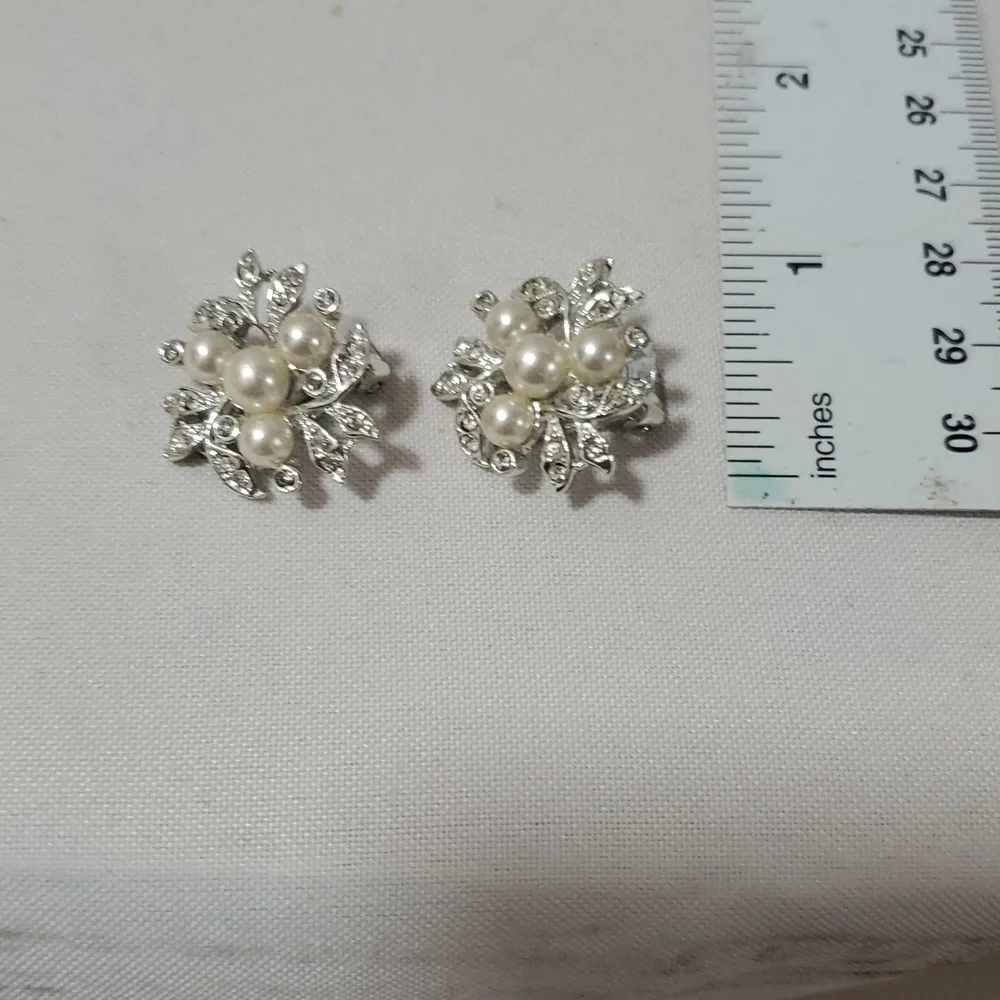 Richel Lee Elegant Silver and Pearl Floral Earrings Clip Ons, NWOT - Picture 3 of 3